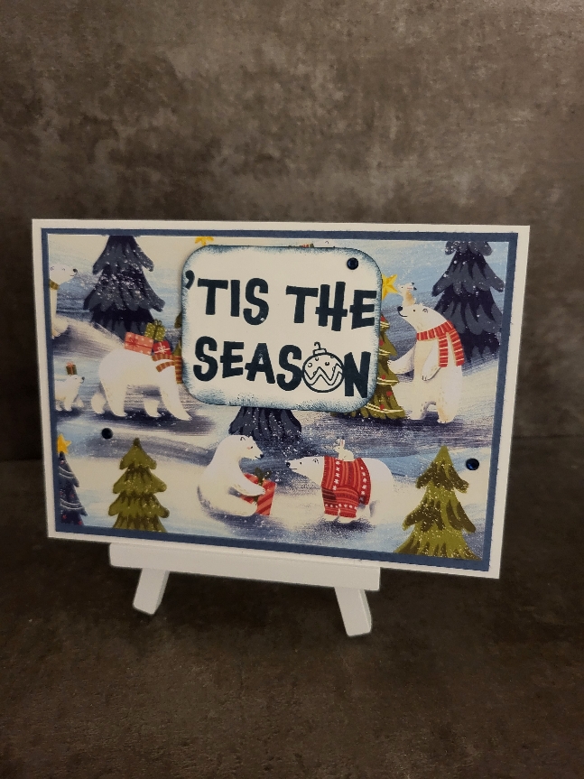 Eine festliche Karte mit einem Schneemann und Bäumen, bereit, Weihnachtsstimmung zu verbreiten.