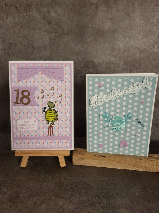 Zwei Geburtstagskarten auf einer Holzstaffelei mit dem Stichwort „24. Januar“.