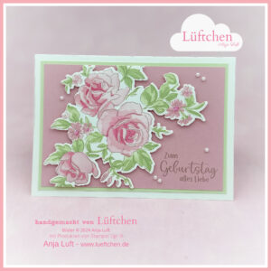 Handgefertigte Geburtstagskarte mit rosa Rosen und grünen Blättern auf hellrosa Hintergrund mit der Aufschrift „Zum Geburtstag alles liebe“ in deutscher Sprache, gestaltet mit liebenswerte Lagen.