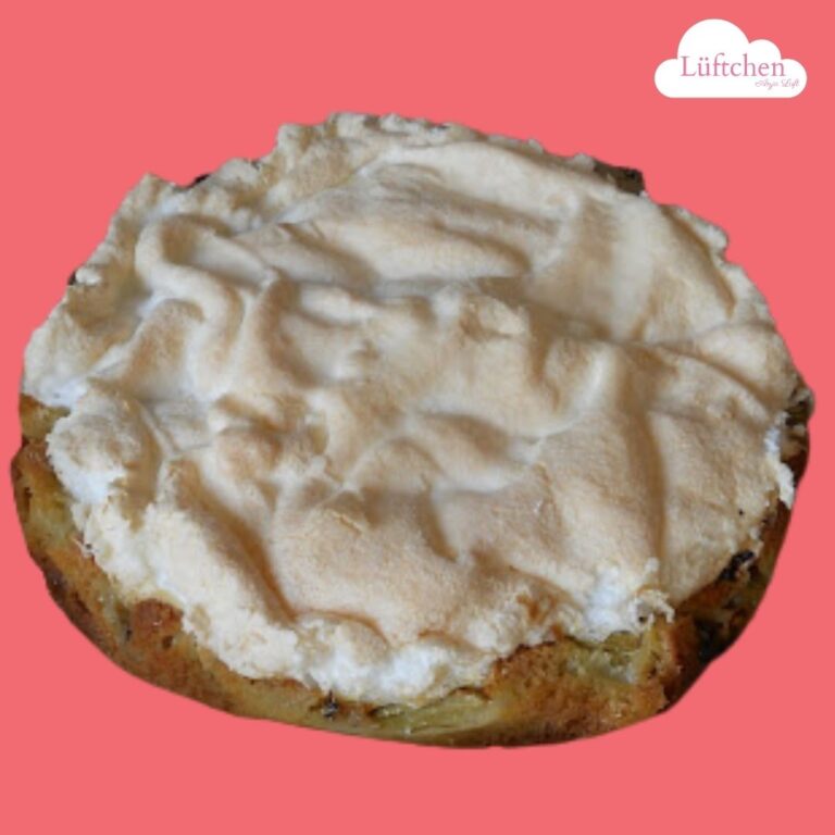 Ein mit Baiser bedeckter Kuchen, der an ein klassisches Rezept für Rhabarber-Baiser-Kuchen erinnert, hebt sich elegant von einem korallenfarbenen Hintergrund ab, und ein Logo ziert die obere rechte Ecke.Rezept Rhabarber-Baiser-Kuchen