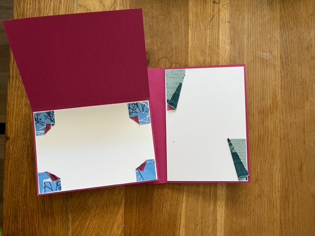 Ein rosa-blaues Notizbuch liegt aufgeschlagen auf einem Holztisch und zeigt die kreativen Möglichkeiten, die am 23. August geschätzt wurden.