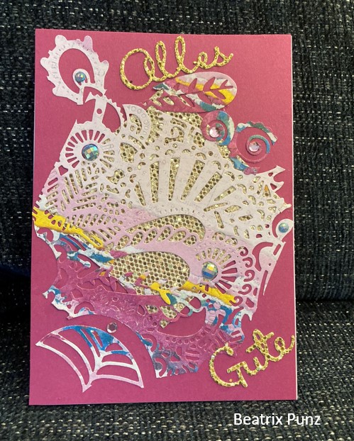 Eine rosa Karte mit Spitze und Blumen darauf, verwandelt in etwas Außergewöhnliches.