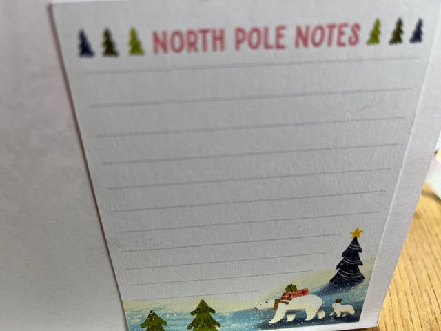 Ein Notizblock mit dem Bild eines Eisbären, erhältlich am 23. November.
