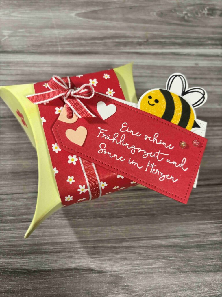 Eine Geschenkbox mit einer Biene am 24. Februar.