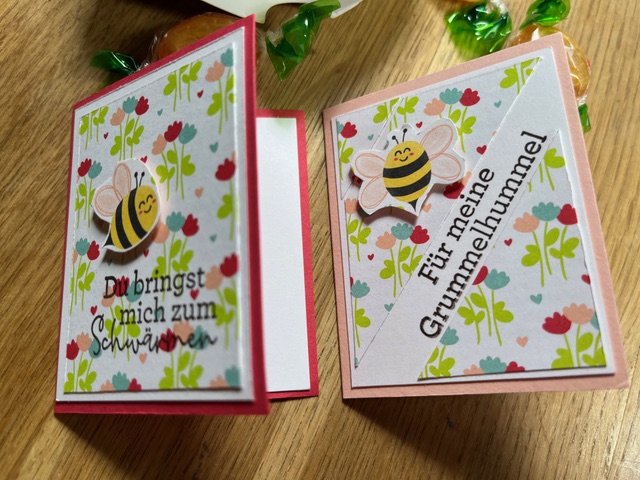 Zwei Karten mit einer Biene darauf, entworfen für den 24. Februar.