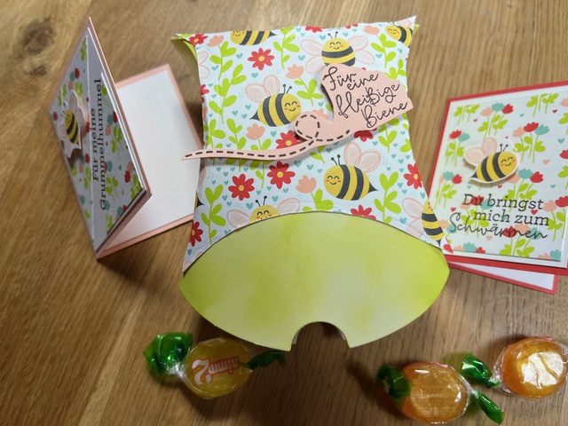 Eine Geschenkbox mit einer Biene darauf, jetzt erhältlich!