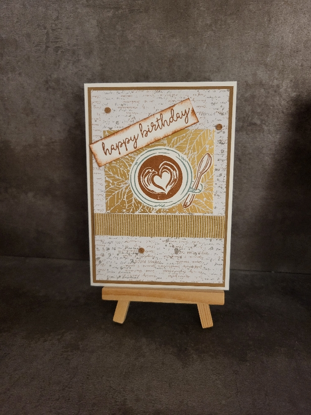 Handgefertigte Geburtstagskarte mit Kaffeetassen-Design und „Mach was draus! März 24“-Gruß auf einer Staffelei.