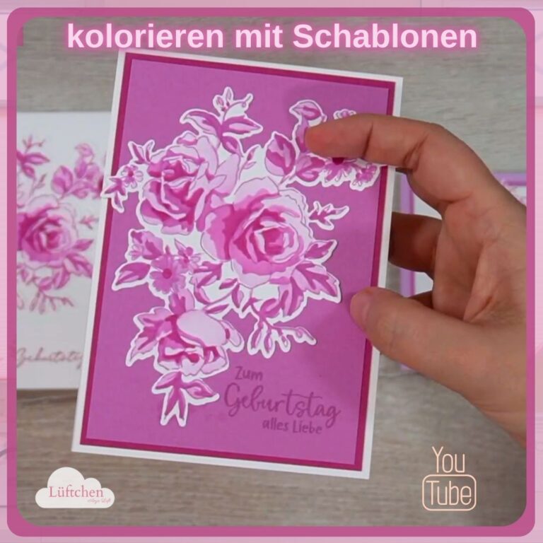 Eine Hand, die eine florale Schablonenkarte mit rosafarbenen Motiven und deutschem Text hält, im Hintergrund ist eine ähnliche fertige Karte „Liebenswerte Lagen“ zu sehen.