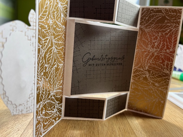 Eine offene, dreidimensionale Grußkarte mit dem Text „Geburtstagsgrüße mit guten Wünschen“ in der Mitte zur Feier des 24. März.