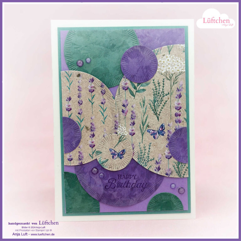 Handgemachte Geburtstagskarte mit Blumen- und Schmetterlingsmotiven in Lila- und Grüntönen und einer „Happy Birthday“-Nachricht in der Mitte. Hergestellt für die Mwd-Feierlichkeiten am 24. April.