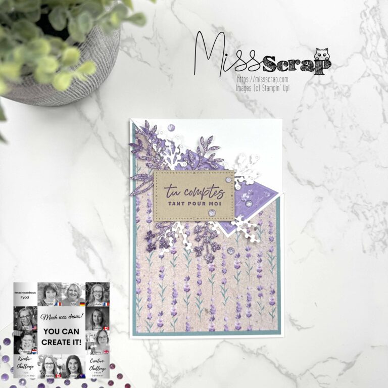 Handgefertigte Grußkarte mit lila Blumenmuster und dem deutschen Text „Mach was draus“, präsentiert auf einer Marmoroberfläche neben einer kleinen Topfpflanze.