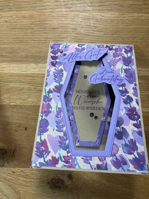 Eine handgefertigte Geburtstagskarte mit Blumenmuster und einem Etikett mit der Aufschrift „alles gute zum Geburtstag“, gebastelt für Mach was draus, den 24. April.