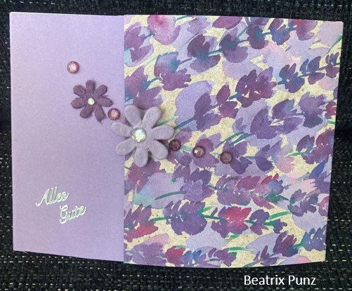 Handgefertigte Grußkarte mit floralen Mustern und Verzierungen, mit dem Text „alles gute“ auf violettem Hintergrund für „Mach was draus“ am 24. April.
