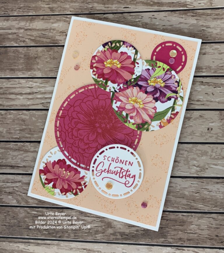 Handgefertigte Geburtstagskarte mit Blumenmotiven und kreisförmigen Mustern auf hellem Hintergrund. Sie enthält die deutsche Nachricht „Schönen Geburtstag“. Diese Karte ist perfekt für den 24. Mai und verleiht jeder Feier eine einzigartige Note.