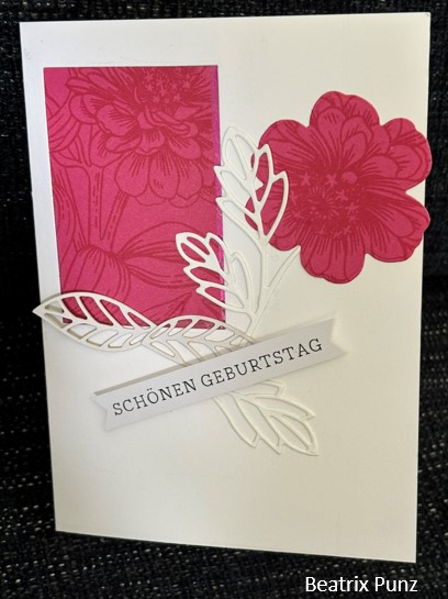 Grußkarte mit der Aufschrift „Schönen Geburtstag“ auf Deutsch, mit rotem Blumenmuster und weißen Blattdekorationen. Der Name der Autorin „Beatrix Punz“ ist in der unteren rechten Ecke sichtbar. Perfekt, um Ihren Mach was draus Mai 24-Feiern einen Hauch von Eleganz zu verleihen.