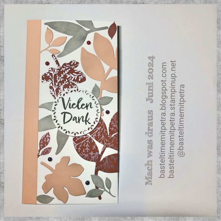 Eine handgemachte Karte mit Blumenmotiven und dem Text „Vielen Dank“ auf der Vorderseite. Die Kontaktdaten und „Mach was draus 24. Juni“ sind elegant auf weißem Hintergrund geschrieben.