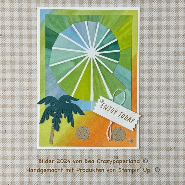 Eine handgemachte Karte mit buntem geometrischem Hintergrund, Palmen und Muscheln ziert ein kleines Schild mit der Aufschrift „Enjoy Today“. Der Text unter der Karte nennt Bea Crazypaperland und erwähnt Stampin‘ Up!-Produkte. Inspiriert von Mach was draus, 24. August.