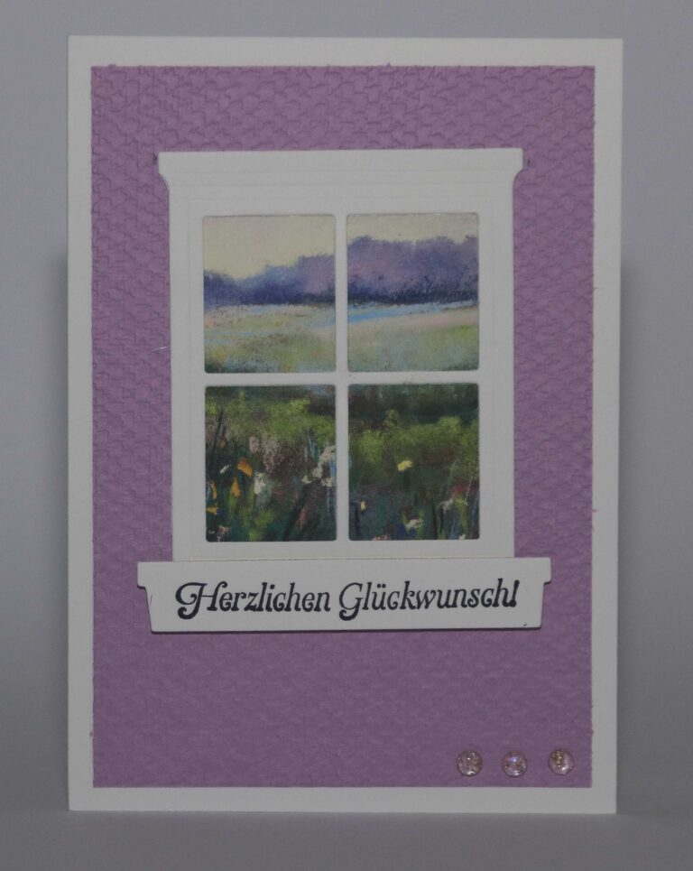 Eine Grußkarte mit violettem strukturiertem Hintergrund, auf der sich im Fenster eine Landschaftsillustration und der Satz „Herzlichen Glückwunsch!“ befinden. Unter dem Fenster sind drei kleine kreisförmige Verzierungen, perfekt, um sie für „Mach was draus“ am 24. September zu Ihrer eigenen zu machen.