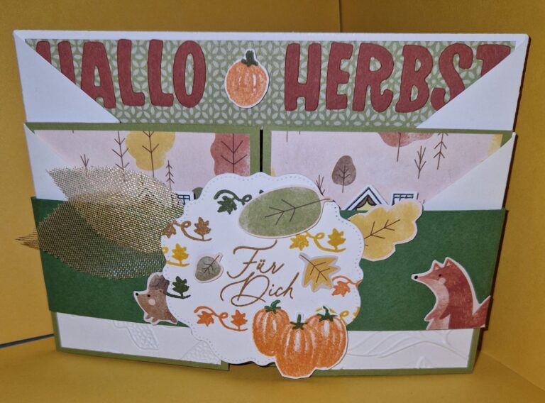 Herbstliche Karte mit dem Text „Hallo Herbst“, dekoriert mit Blättern, Kürbissen und einer Fuchsillustration. Mit „Für Dich“ auf einem kreisförmigen Design in der Mitte ist sie perfekt für die Jahreszeit. Markieren Sie es in Ihrem Kalender – Mach was draus, der 24. Oktober ist da, um Kreativität zu inspirieren!