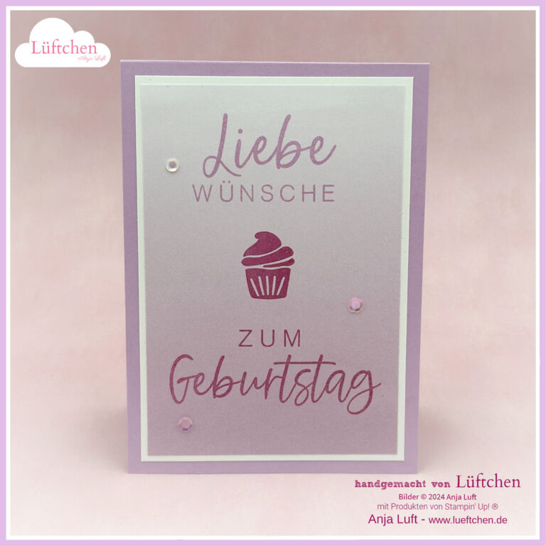 Eine Grußkarte mit „Liebe Grüße und Wünsche zum Geburtstag“ und einer Cupcake-Illustration auf lavendelfarbenem Hintergrund, akzentuiert mit kleinen Verzierungen. Das zeige ich Dir Blog Hop