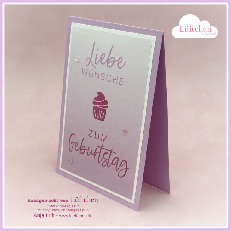 Lila Geburtstagskarte mit dem Text „Liebe Grüße und Wünsche zum Geburtstag“ und einer kleinen Cupcake-Grafik auf der Vorderseite.