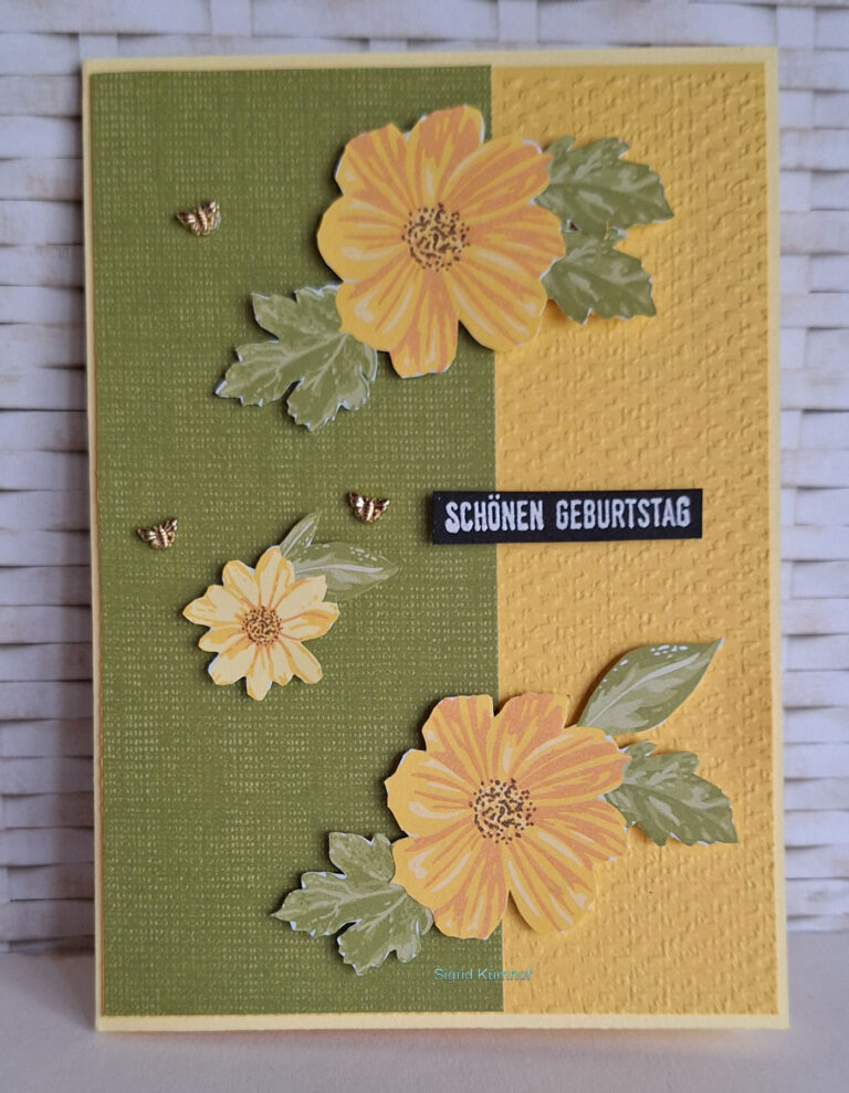 Eine handgemachte Geburtstagskarte mit gelben Blumen und Blättern auf einem grün-gelben strukturierten Hintergrund. Geschmückt mit dem deutschen Text „Schönen Geburtstag“ in Weiß auf einem schwarzen Streifen ist diese Kreation von Mach was draus Februar 25 mit drei kleinen goldenen Verzierungen versehen.