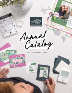 Eine Person arrangiert handgemachte Grußkarten mit Blumenmuster und Entdecken Sie das Stampin’ Up! Jahreskatalogcover 2025–2026 auf Deutsch und erfahren, wie Sie den Stampin’ Up! Katalog 2025 bestellen können. Englisch
