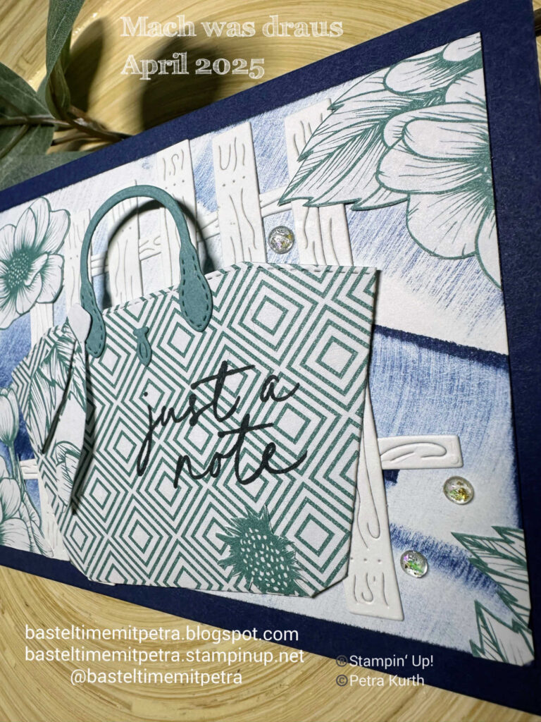 Eine handgemachte Grußkarte mit einem gemusterten Papiertütendesign, Blumen- und Blattillustrationen und einem Text über das Mach was draus-Bastelevent vom 25. April.