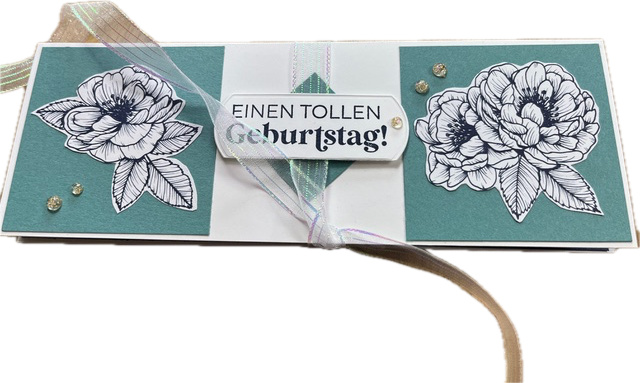 Eine rechteckige Geburtstagskarte mit floralen Illustrationen, grünen Feldern und dem deutschen Text „Einen tollen Geburtstag!“ auf der Vorderseite, inspiriert von Mach was draus, dem 25. April und hübsch mit einer Schleife zusammengebunden.