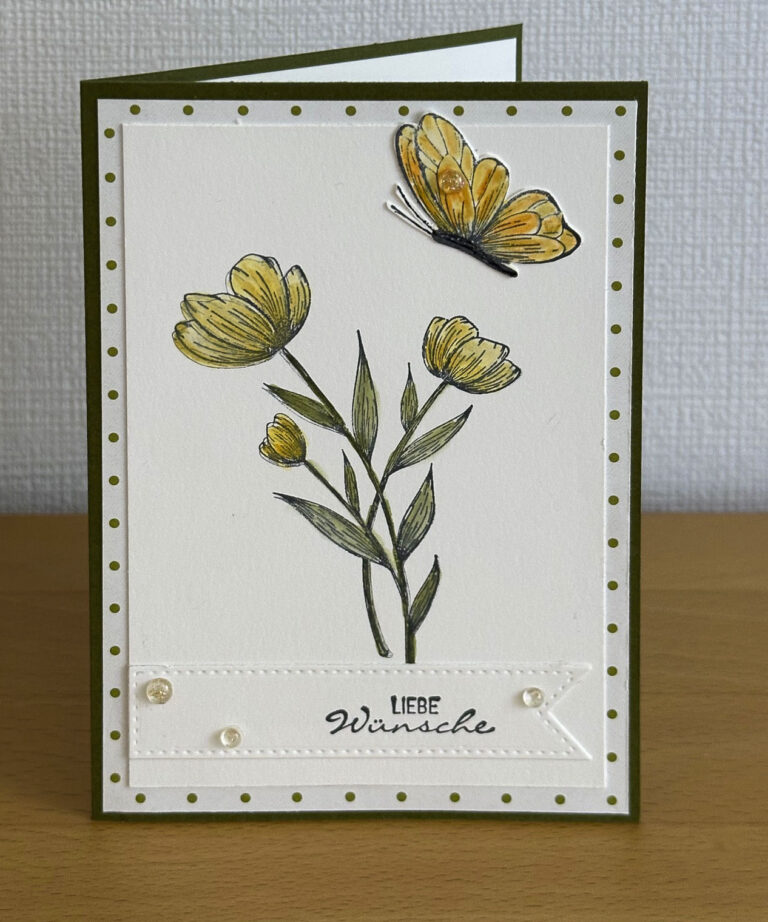 Grußkarte mit gelben Blumen und einem Schmetterling mit dem Text „Liebe Wünsche“, akzentuiert durch Perlen auf weiß gepunktetem Hintergrund – eine bezaubernde Kreation für Mach was draus am 25. April.