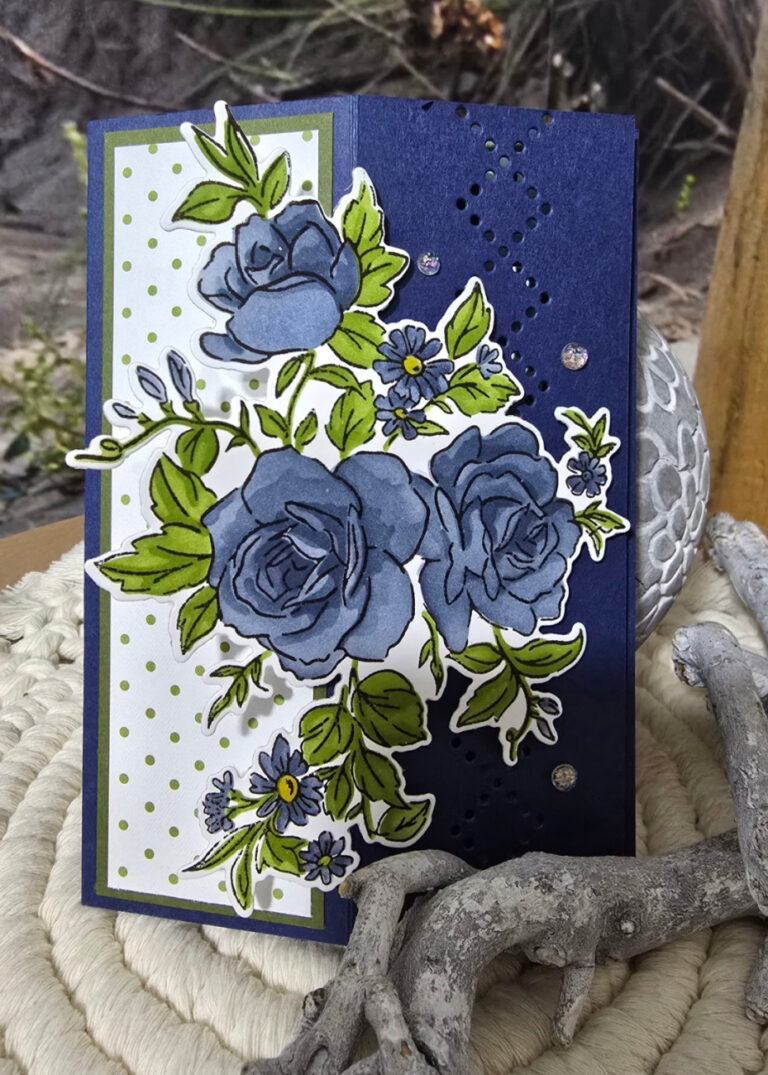Am 25. April wurde eine handgefertigte Grußkarte von Mach draus verschickt. Sie zeigt blaue und grüne Blumenmuster auf einem dunkelblauen Hintergrund mit Punkten, aufrecht präsentiert auf einer strukturierten Oberfläche mit dekorativen Elementen.
