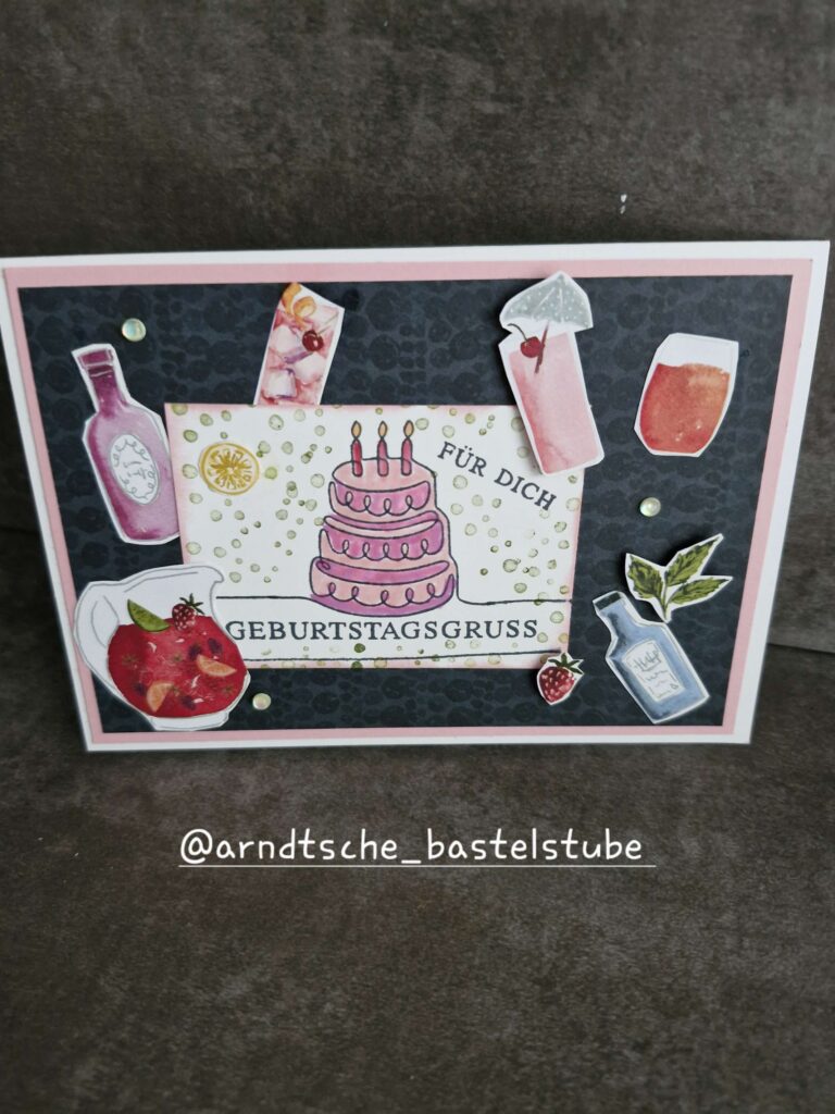 Eine handgemachte Geburtstagskarte mit einer rosa Torte, Getränken und Obstillustrationen sowie dem deutschen Text „Geburtstagsgruss“, „Für Dich“, @arndtsche_bastelstube und Inspiration von Mach erschien am 25. Mai.