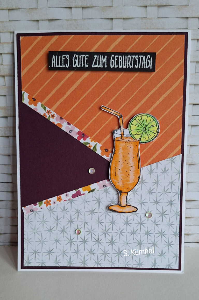 Handgefertigte Geburtstagskarte, inspiriert von „Mach was draus, 25. Mai“, mit einer Getränkeillustration, gestreiftem und geblümtem Papier und dem deutschen Text „Alles Gute zum Geburtstag!“ oben drauf.