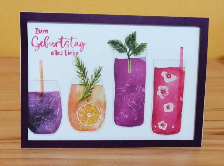 Eine Geburtstagskarte von Mach vom 25. Mai zeigte vier bunte Getränke – eines davon mit einer Orangenscheibe und Kräutergarnitur – und „Zum Geburtstag alles Liebe“ auf Deutsch.