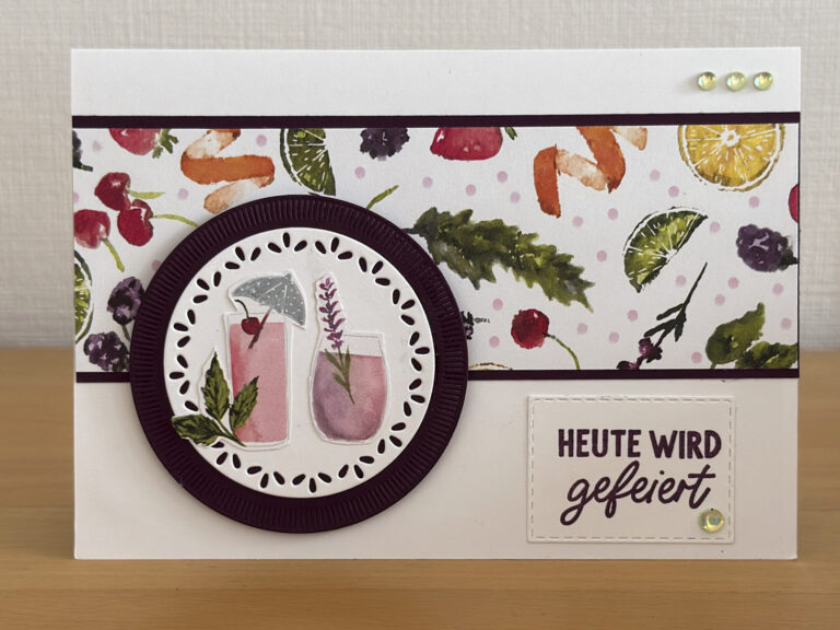 Handgefertigte Grußkarte inspiriert von „Mach was draus, Mai 25“, mit zwei illustrierten Getränken, Obst- und Kräutermustern und dem deutschen Text „HEUTE WIRD gefeiert“ auf weißem Hintergrund mit dekorativen Edelsteinen.