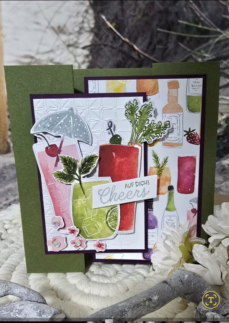 Eine handgemachte Grußkarte von Mach was draus Mai 25 mit einem Cocktail-Thema, farbenfrohen Getränkeillustrationen, geprägten Mustern und dem deutschen Satz „Auf Dich Prost“ auf der Vorderseite.