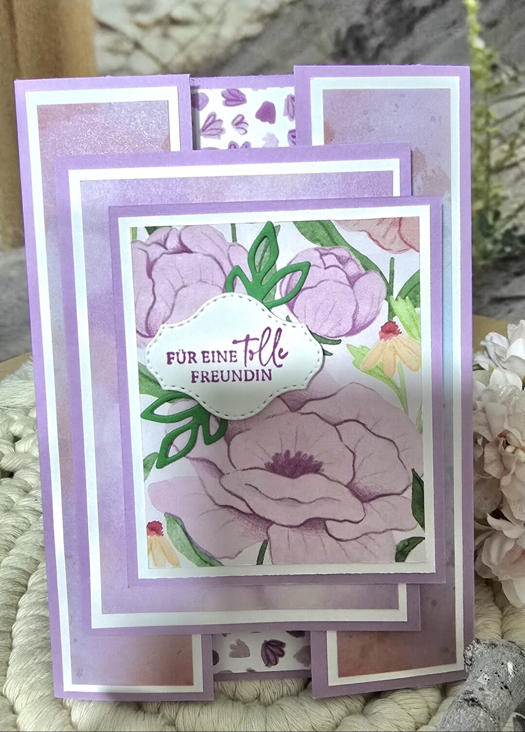 Eine handgefertigte, mehrschichtige Grußkarte in Lila-Tönen mit floralen Motiven, die im Rahmen von Mach was draus 25. Juni entstanden ist, mit dem deutschen Text "Für eine tolle Freundin" auf der Vorderseite.