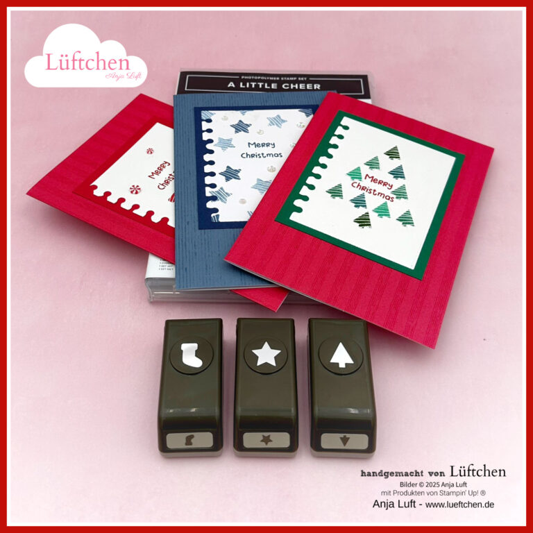 Drei handgefertigte Weihnachtskarten mit Baum- und Sternmotiven werden zusammen mit drei Papierstempeln in Form eines Stiefels, Sterns und Baums auf einer rosafarbenen Oberfläche präsentiert - perfekt, um Weihnachten im 25. Juli mit kreativem Flair zu feiern.