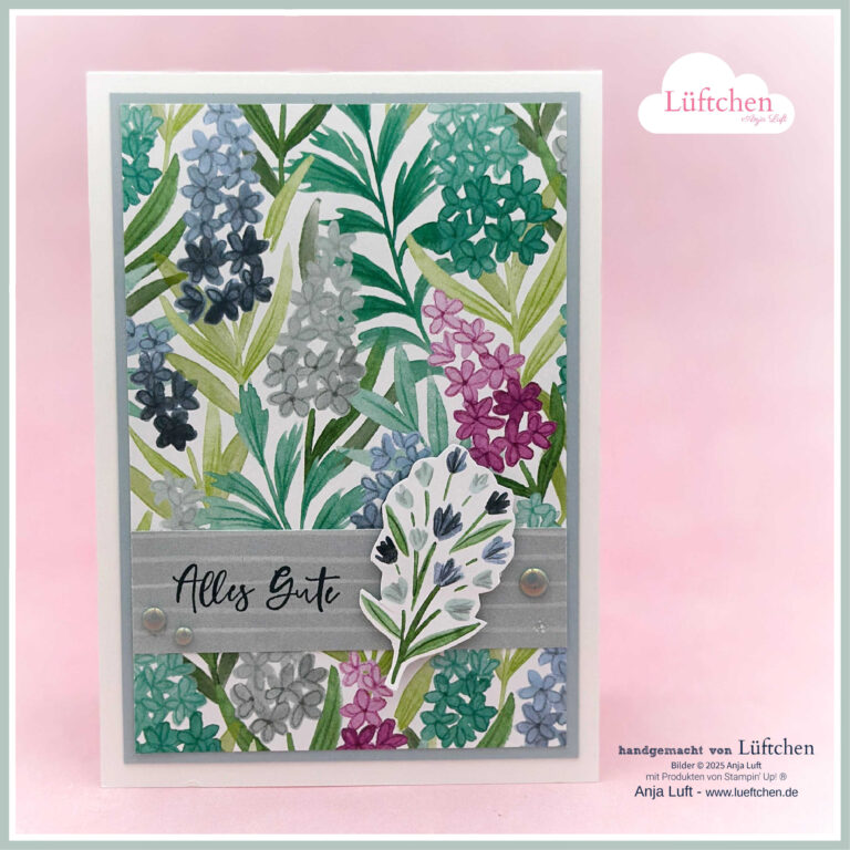 Grußkarte mit einem floralen Design in Grün-, Lila-, Blau- und Grautönen, mit den deutschen Worten "Alles Gute" und einer floralen Verzierung auf einem grauen Band - perfekt für Mach was draus Juni 25-Projekte.