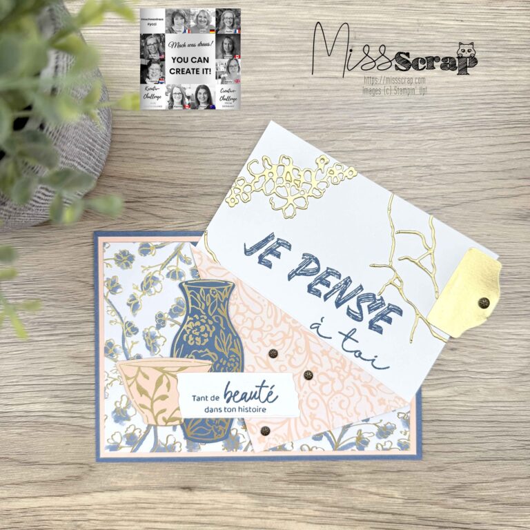 Eine handgefertigte Grußkarte mit floralen Mustern, einer blauen Vase und französischem Text liegt neben einem passenden Umschlag auf einer Holzfläche. In der oberen linken Ecke befindet sich eine kleine "Mach was draus Juli 25"-Collage.