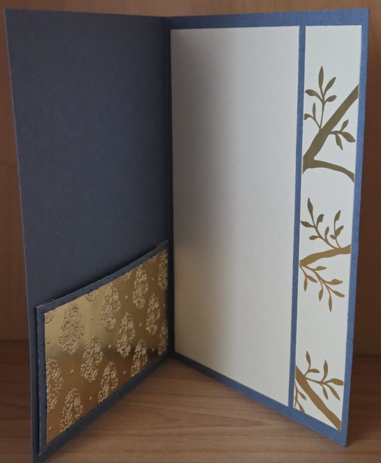 Eine blaue Grußkarte mit einer goldenen Innentasche auf der linken Seite und einer weißen Einlage auf der rechten Seite, verziert mit einem goldenen Baumzweigmotiv - perfekt für Mach was draus Juli 25 Projekte oder besondere Anlässe.