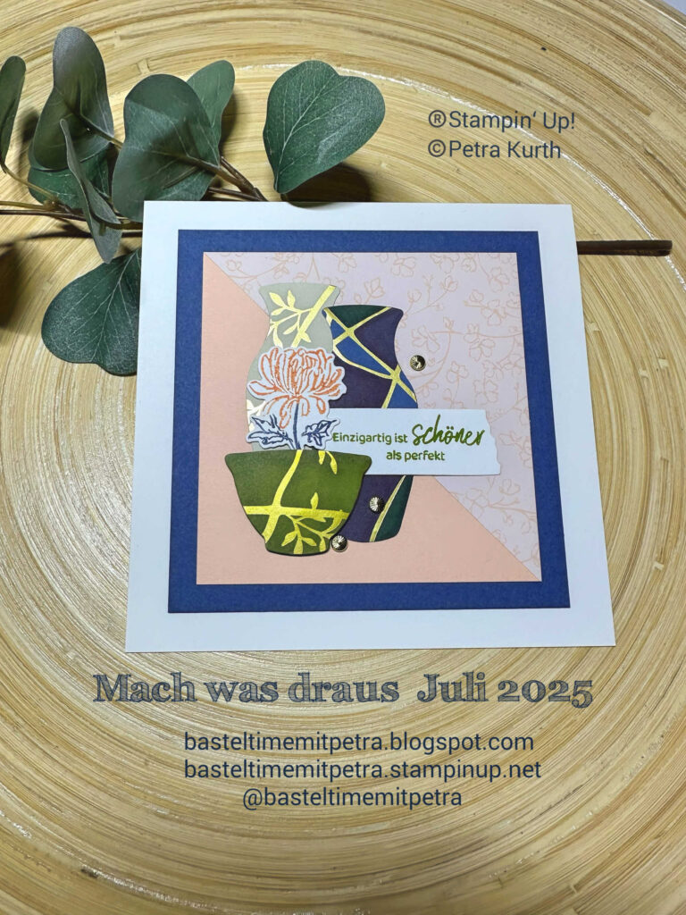 Eine handgefertigte Grußkarte mit floralen und geometrischen Motiven liegt auf einer hölzernen Unterlage und enthält einen deutschen Text, Kontaktinformationen für einen Bastelblog und die Herausforderung Mach was draus Juli 25.