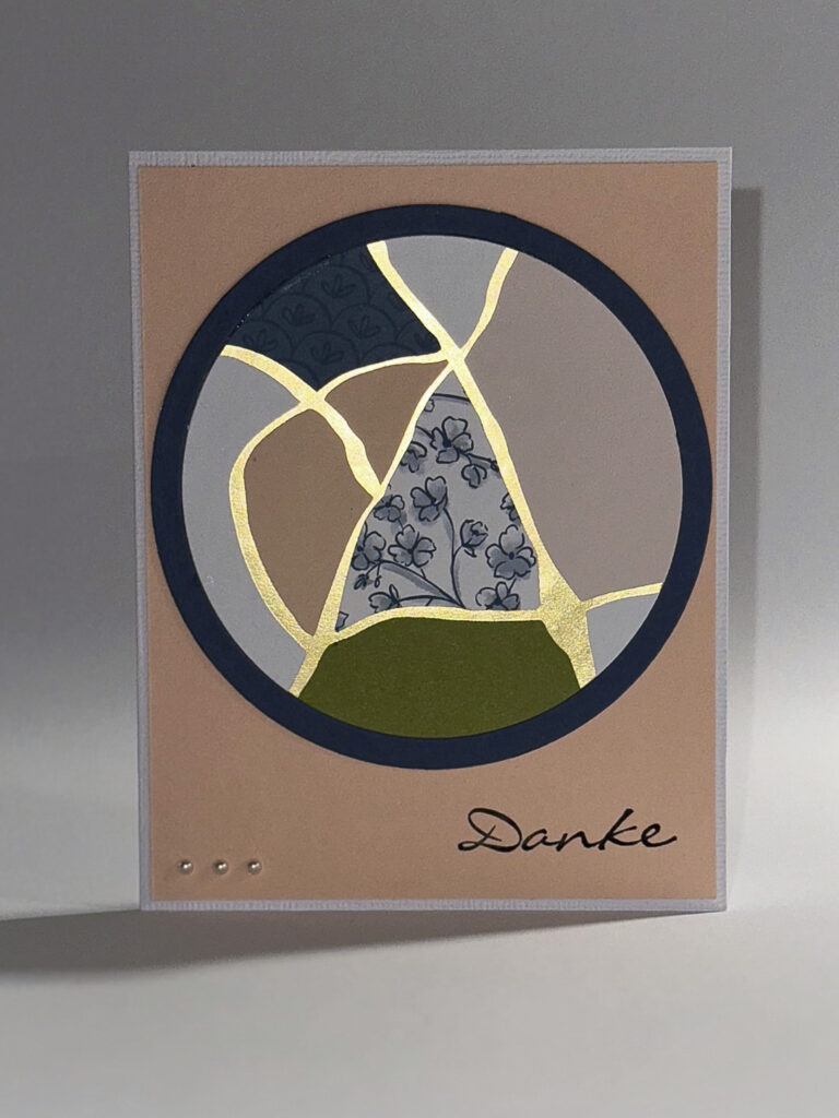Eine handgefertigte Karte, die von Mach inspiriert ist, wurde am 25. Juli draus, mit einem kreisförmigen abstrakten Design mit goldenen, blauen, grünen und floralen Mustern, drei kleinen Perlen und dem Schriftzug "Danke" unten rechts.