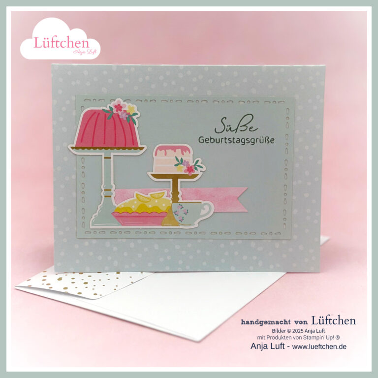 Eine handgefertigte Geburtstagskarte mit Kuchen- und Tee-Illustrationen, Pastellfarben, deutschem Text "Süße Geburtstagsgrüße", perfekt für eine Feier zum 25. Geburtstag, und einem teilweise sichtbaren Umschlag darunter.