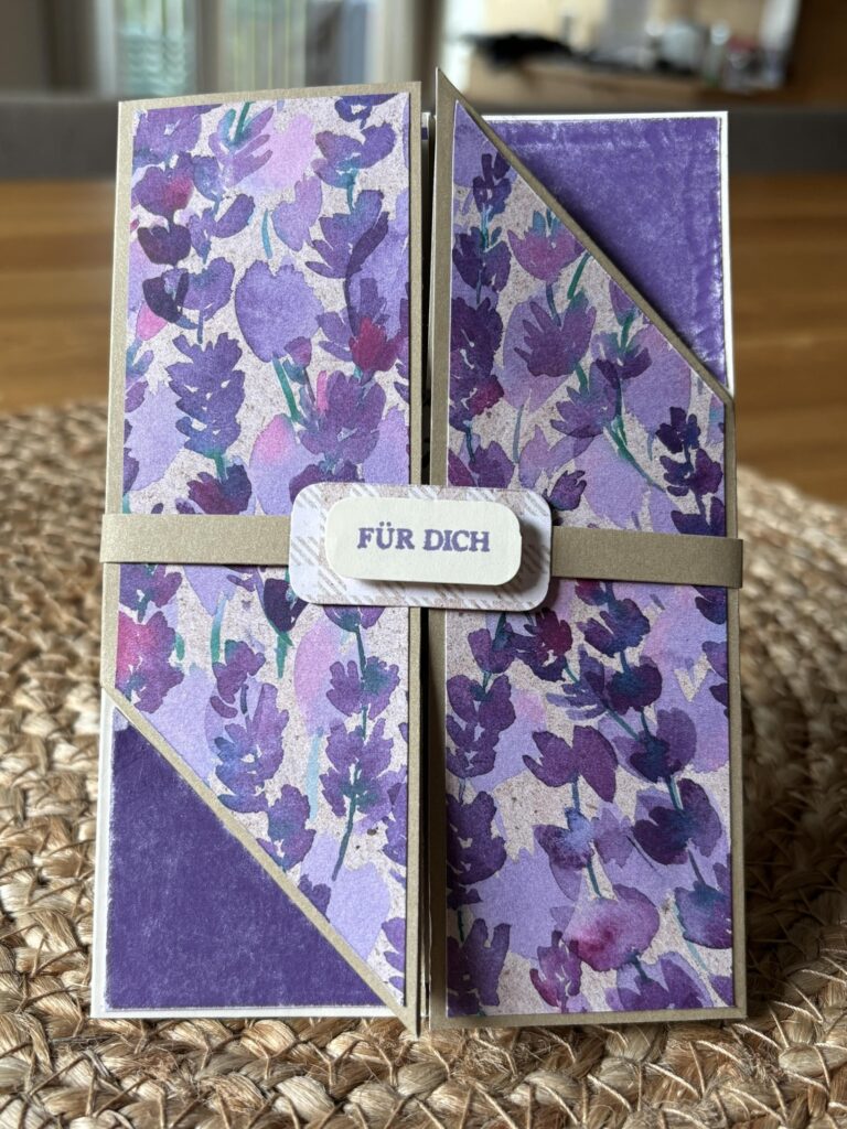 Eine handgefertigte Karte mit lilafarbenem Blumenmuster, einer beigen Banderole und einem Etikett in der Mitte mit der Aufschrift "FÜR DICH", perfekt für Mach, wurde am 25. August draus.