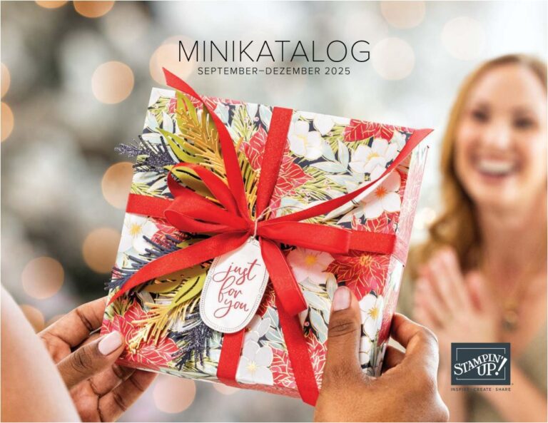 Eine Person überreicht einer lächelnden Frau ein eingepacktes Geschenk mit roter Schleife und der Aufschrift "just for you"; der Text lautet "MINIKATALOG September-Dezember 2025. Jetzt Stampin' Up! Katalog 2025 bestellen und kreative Ideen entdecken!.