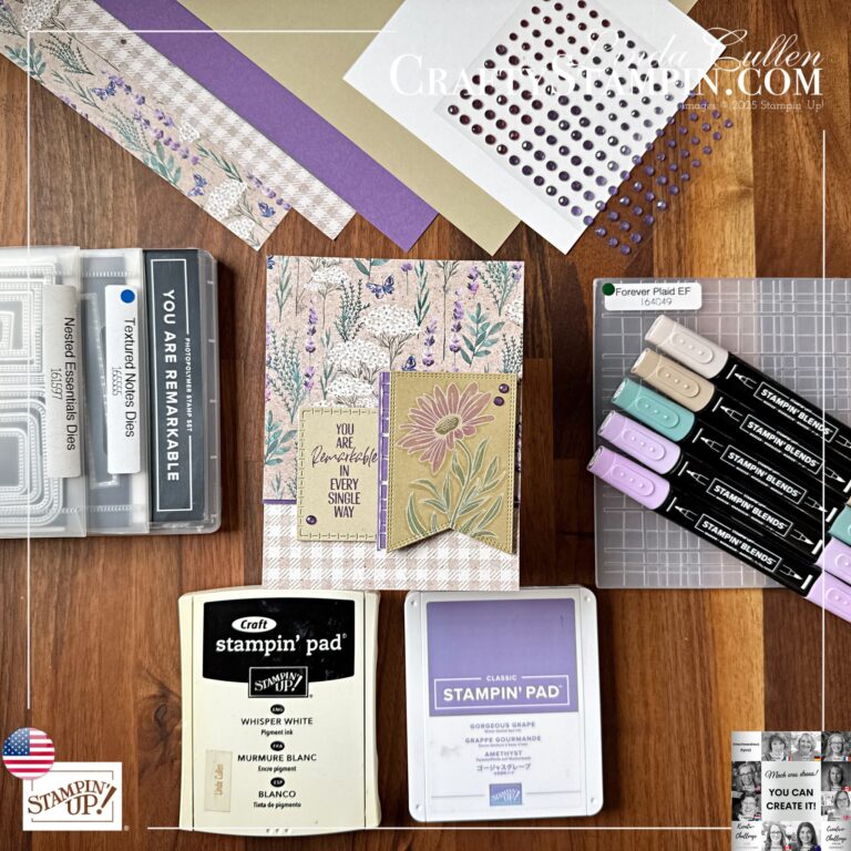 Eine handgefertigte Grußkarte ist umgeben von Bastelmaterial wie Stempelkissen, Markern, Stempeln, Klebeblättern und gemustertem Papier - die perfekte Inspiration für Ihr nächstes kreatives Projekt Mach was draus 25. August.
