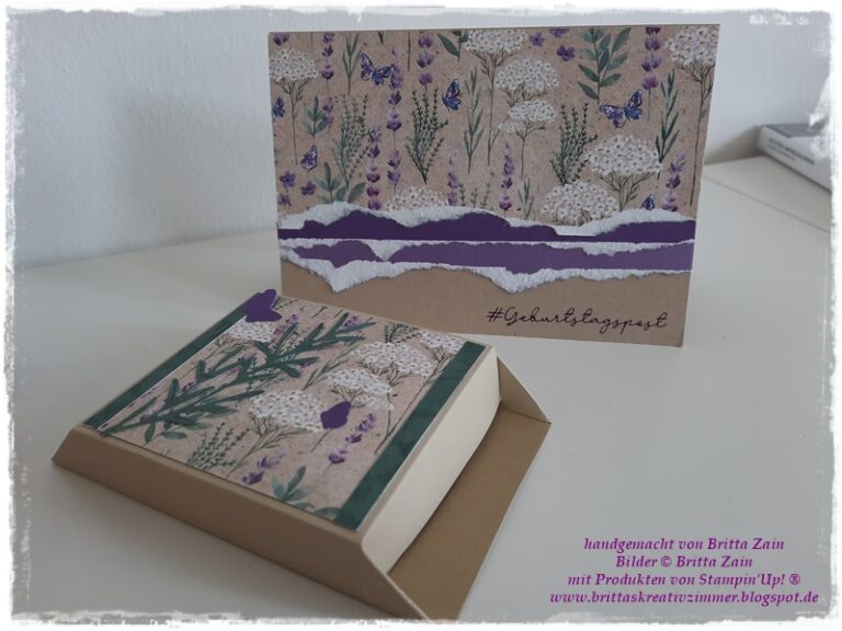 Eine handgefertigte Grußkarte und eine dazu passende Geschenkbox mit Blumen- und Schmetterlingsmotiven, mit Akzenten aus zerrissenem Papier und dem Hashtag #MachwasdrausAugust25 auf der Karte.