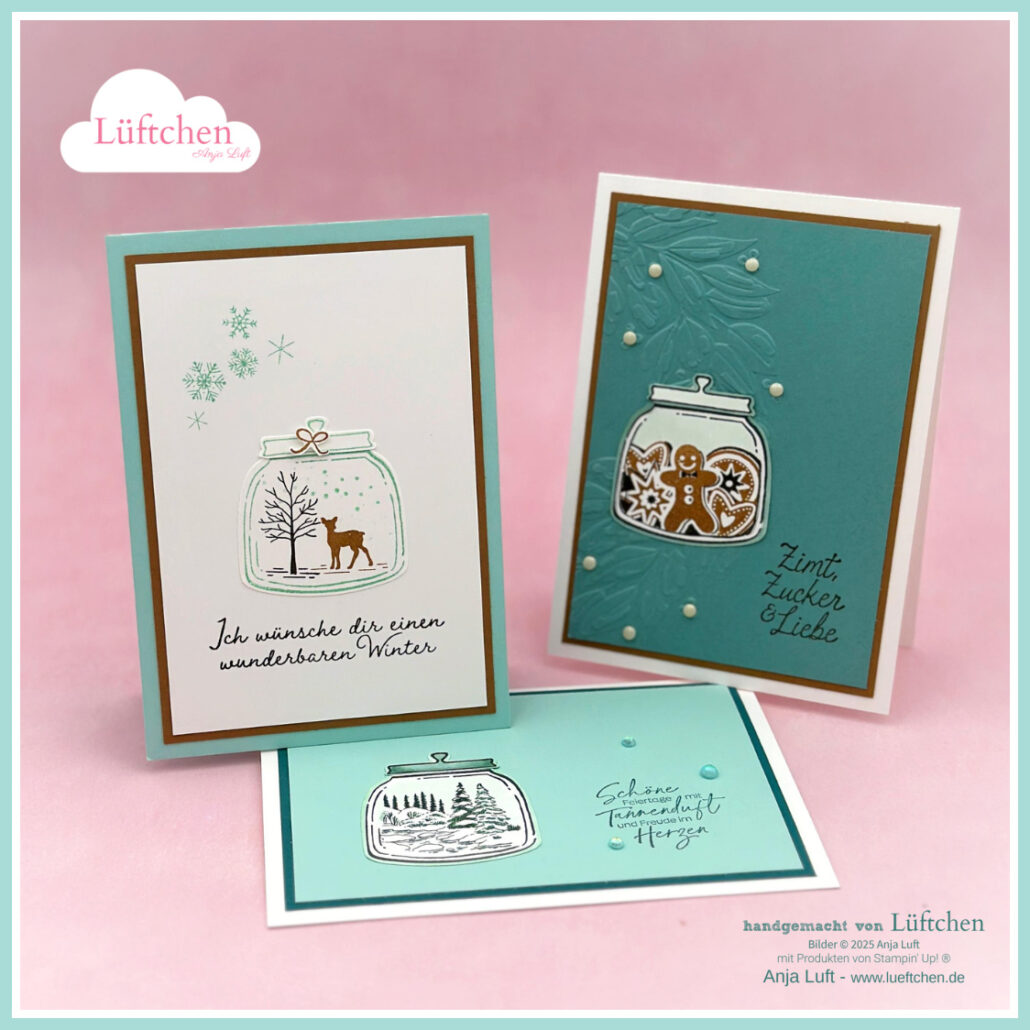 Drei handgefertigte, winterliche Grußkarten mit gestempelten Gläsern mit weihnachtlichen Motiven, deutschen Texten wie "Weihnachtsfreude im Glas" und farbigen Kartonhintergründen werden aufrecht und liegend präsentiert.