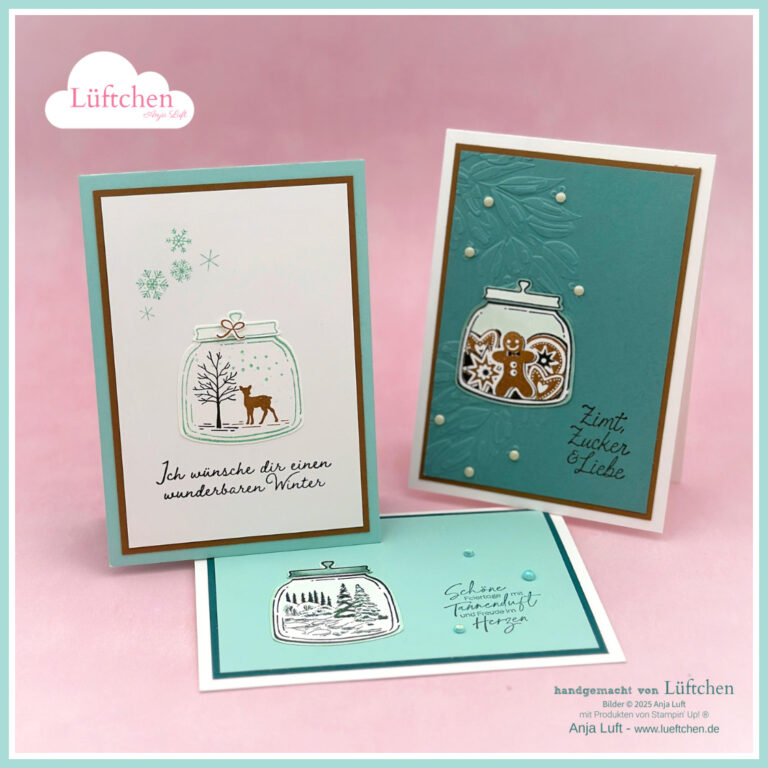 Drei handgefertigte, winterliche Grußkarten mit gestempelten Gläsern mit weihnachtlichen Motiven, deutschen Texten wie "Weihnachtsfreude im Glas" und farbigen Kartonhintergründen werden aufrecht und liegend präsentiert.